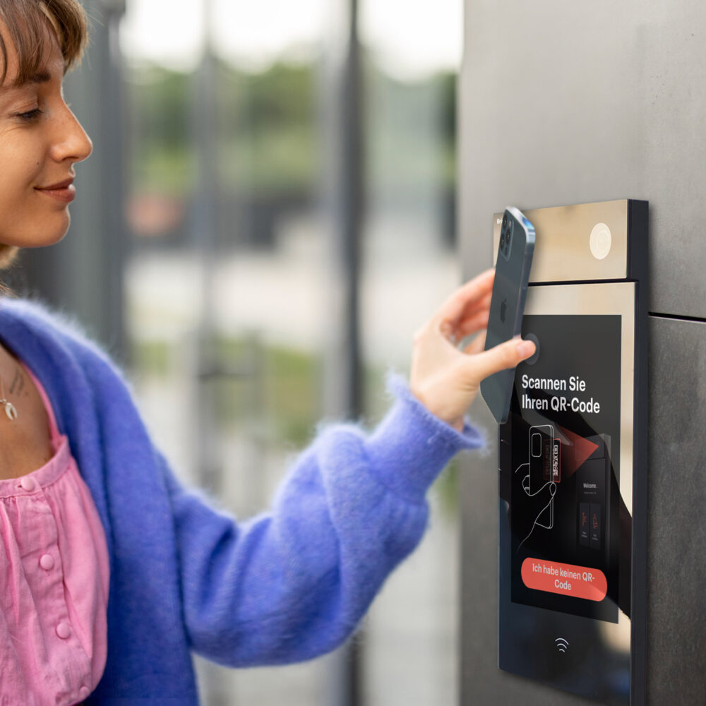BM Bell Setting Closeup Visitor QR scan DE